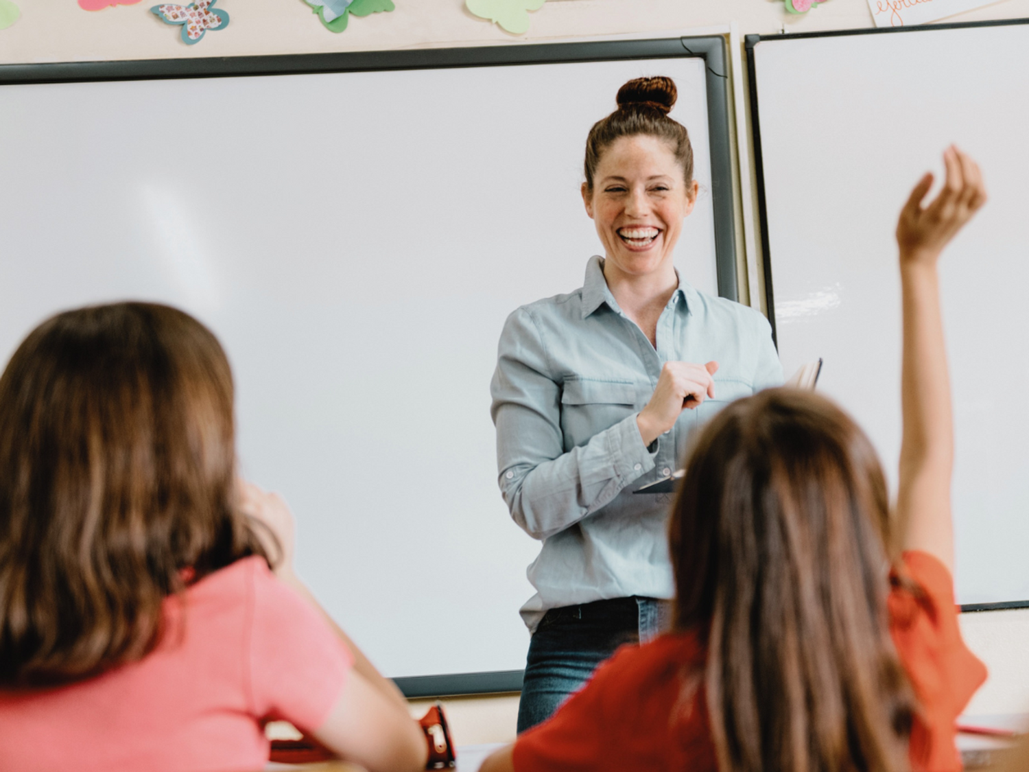 Teacher in front of a primary classroom